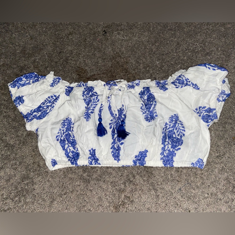 whit and blue frilly crop top